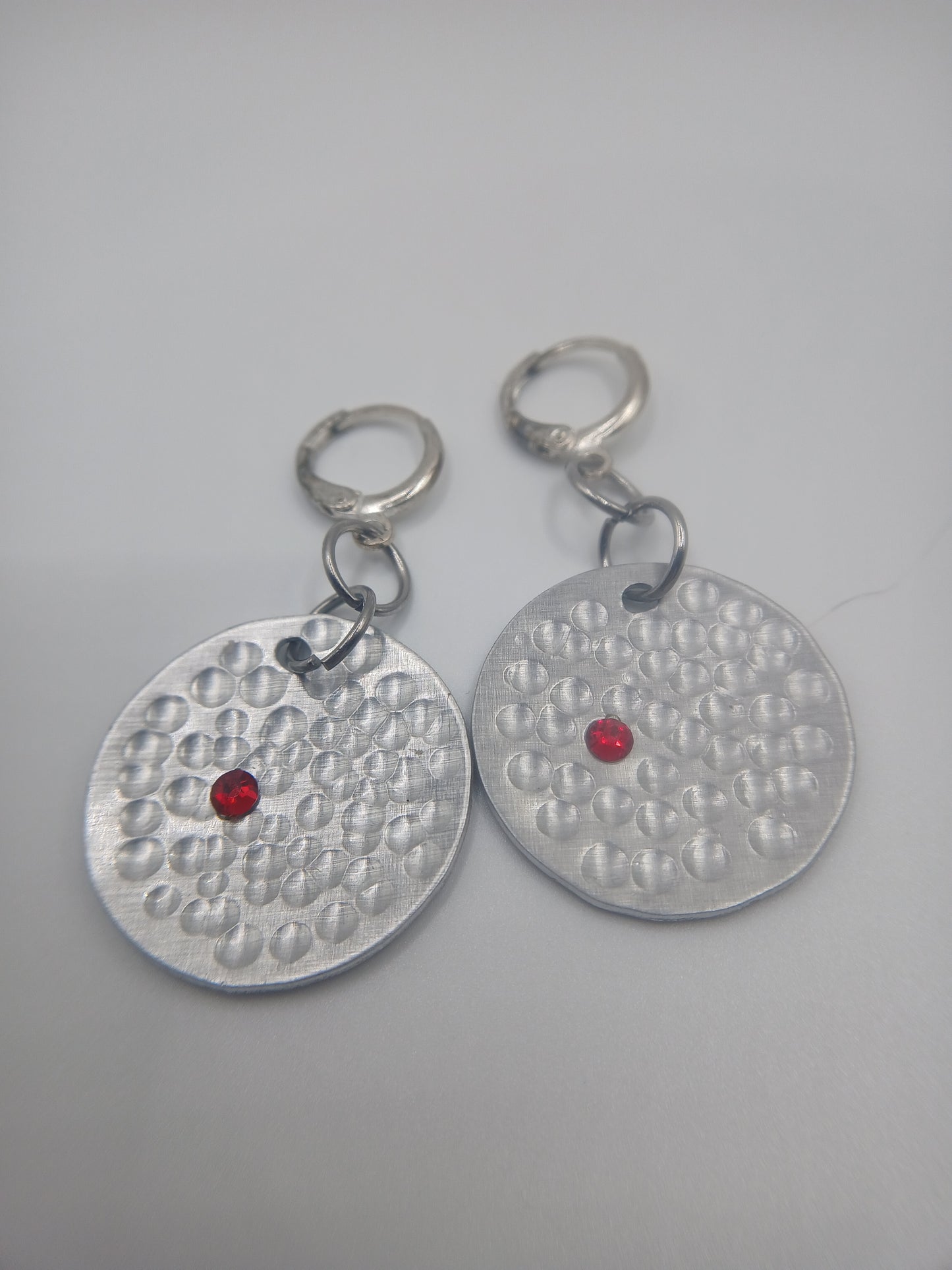 Hammered disc with red crystals earrings
